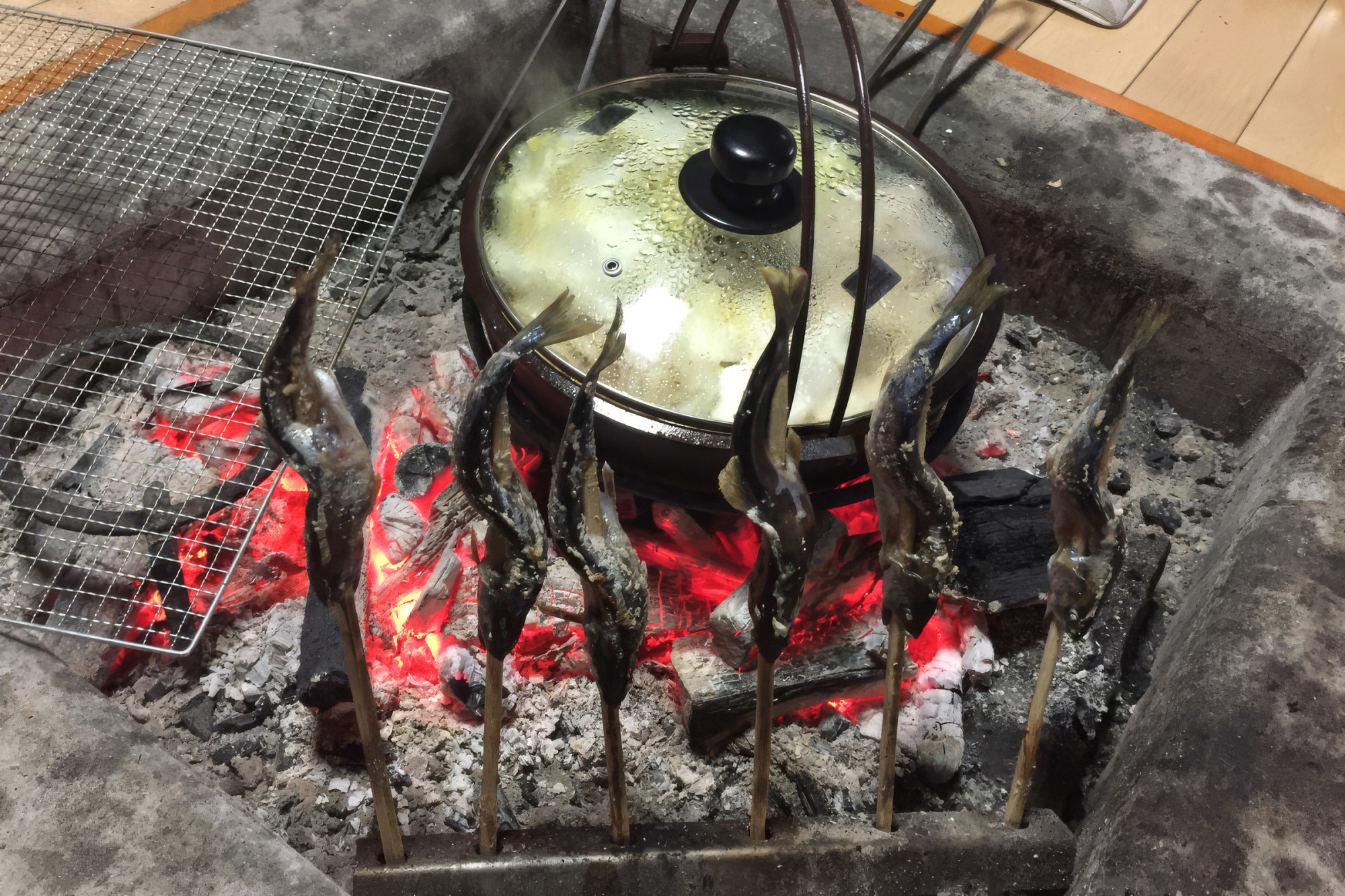囲炉裏の火が暖かい(画像提供:ボスケリコ農園)