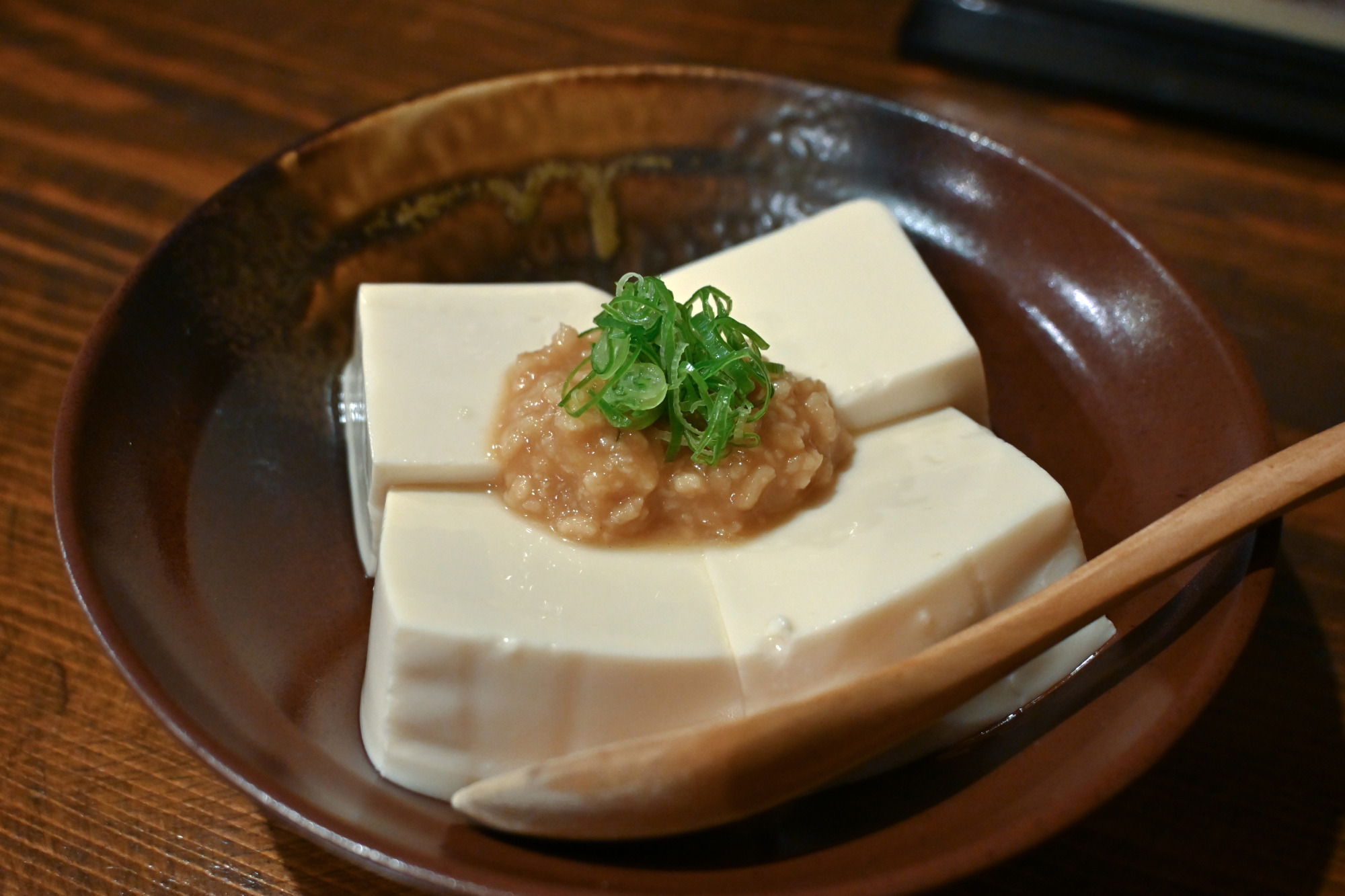 こちらも仕掛けあり「自家製鶏味噌添え冷奴」