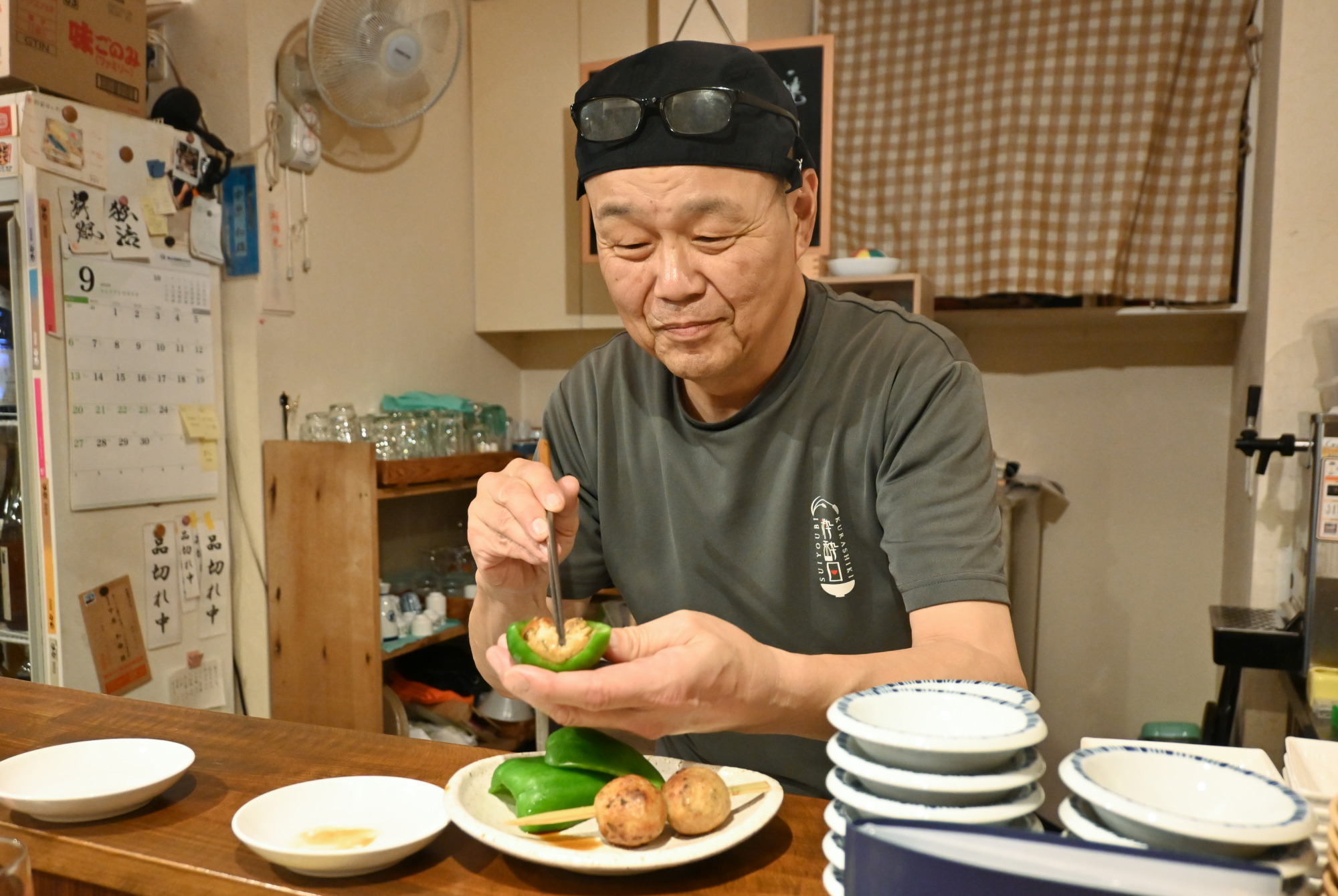 大将が「つくねピーマン」の食べ方を手ほどき