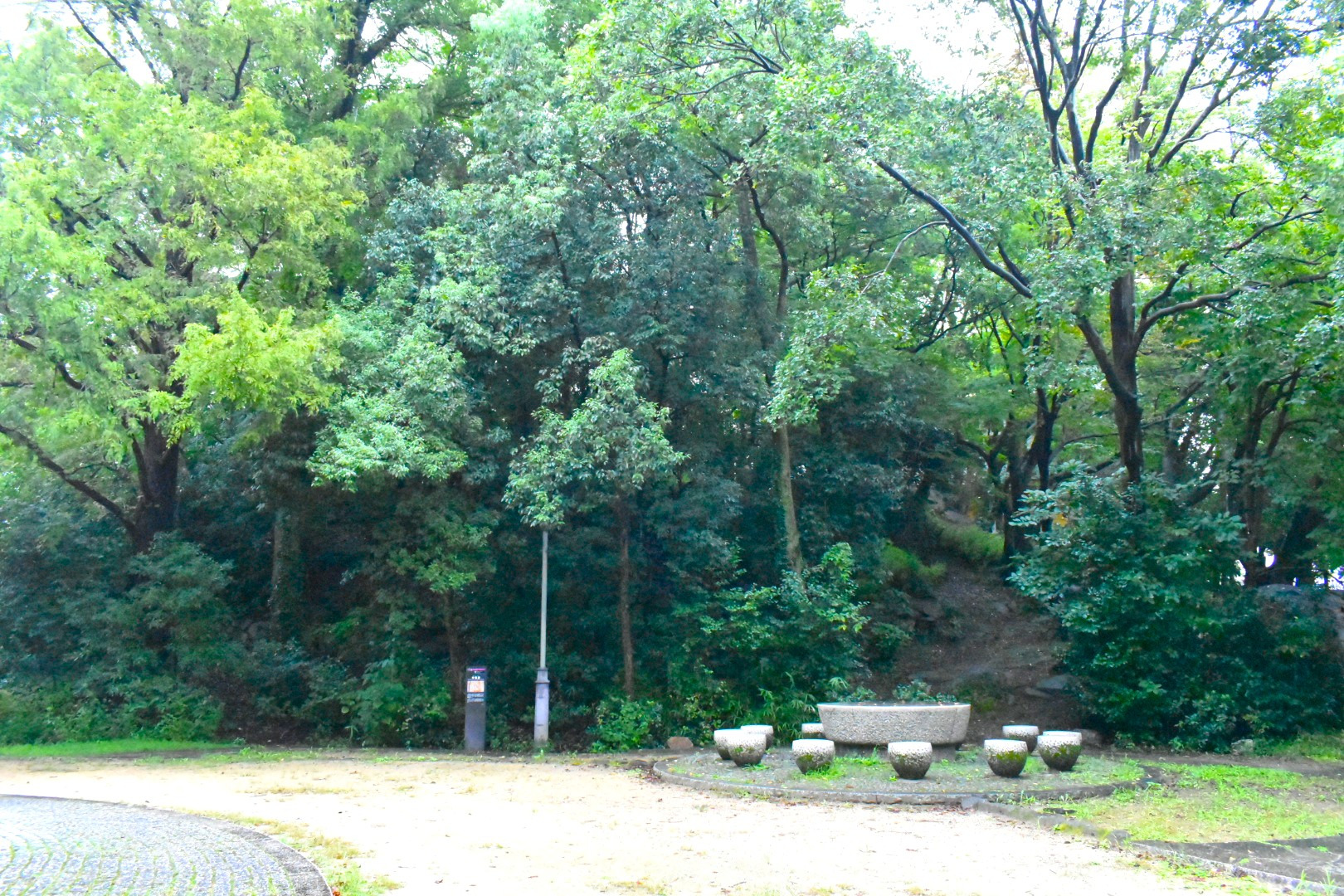 天神山を囲む中堀跡(現在の土光敏夫先生記念苑)