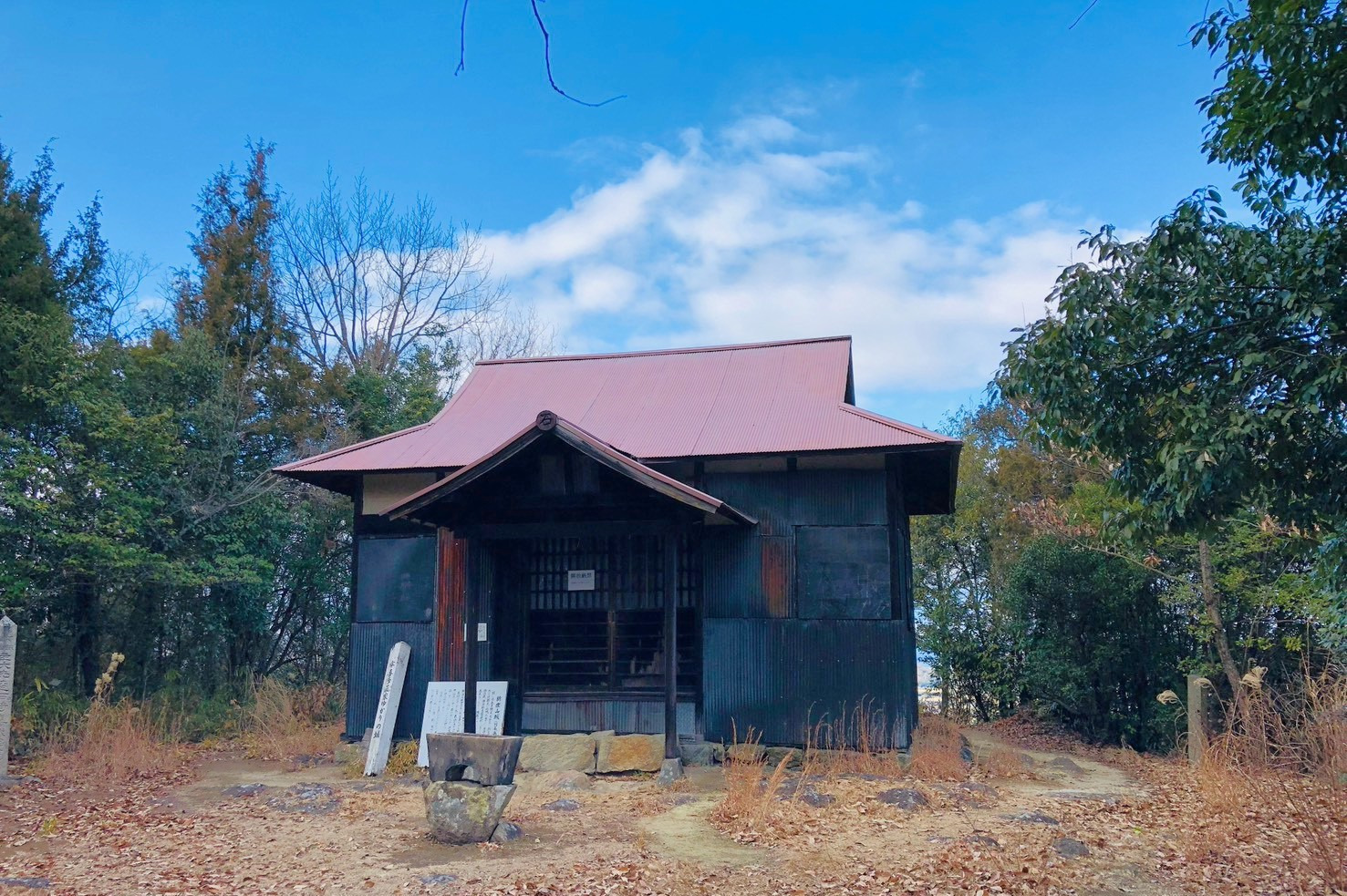 主郭に建つ石鉄神社(角南友行撮影)