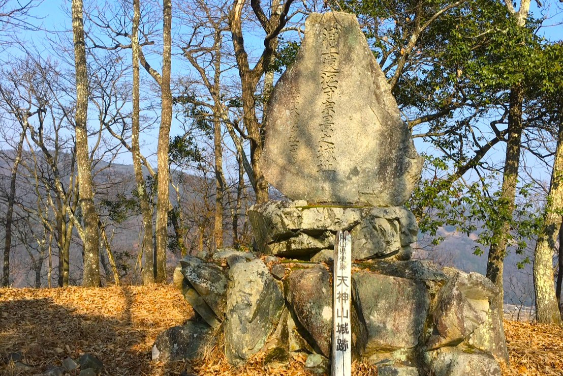 本丸の城址碑(角南友行撮影)