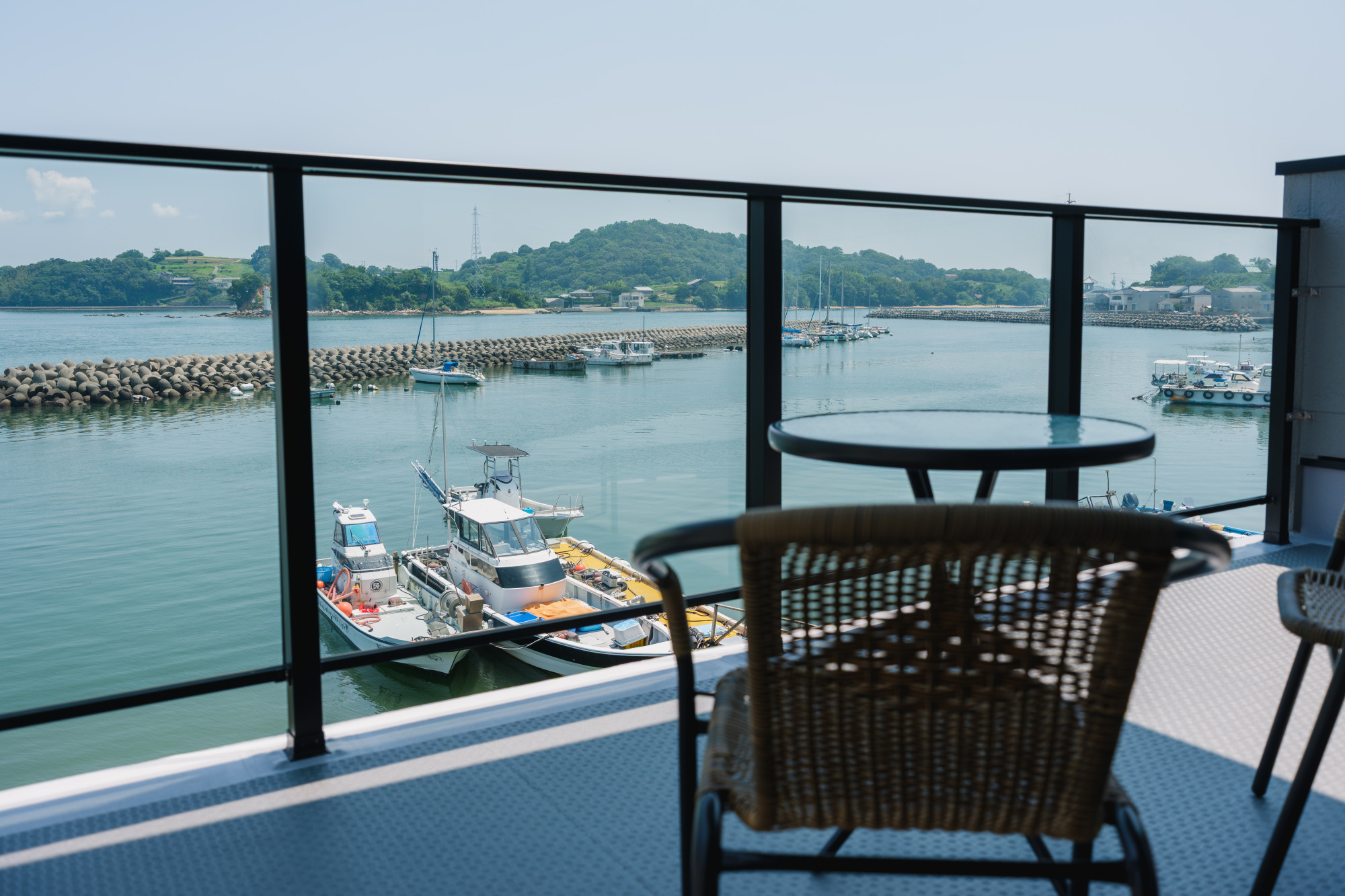 「夕凪」の広々テラスはBBQにも好適（画像提供：Stay＆Cafe Akebono）