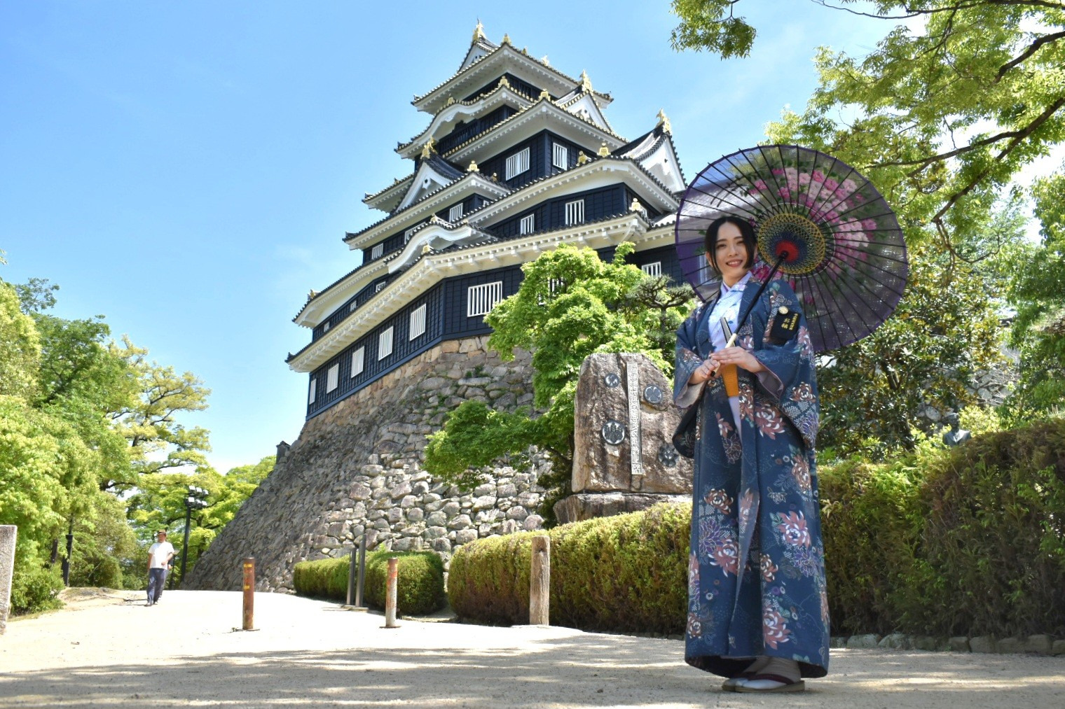 慶長2年(1597)5層6階の天守創建。現在のものは戦災焼失後再建されたもの
