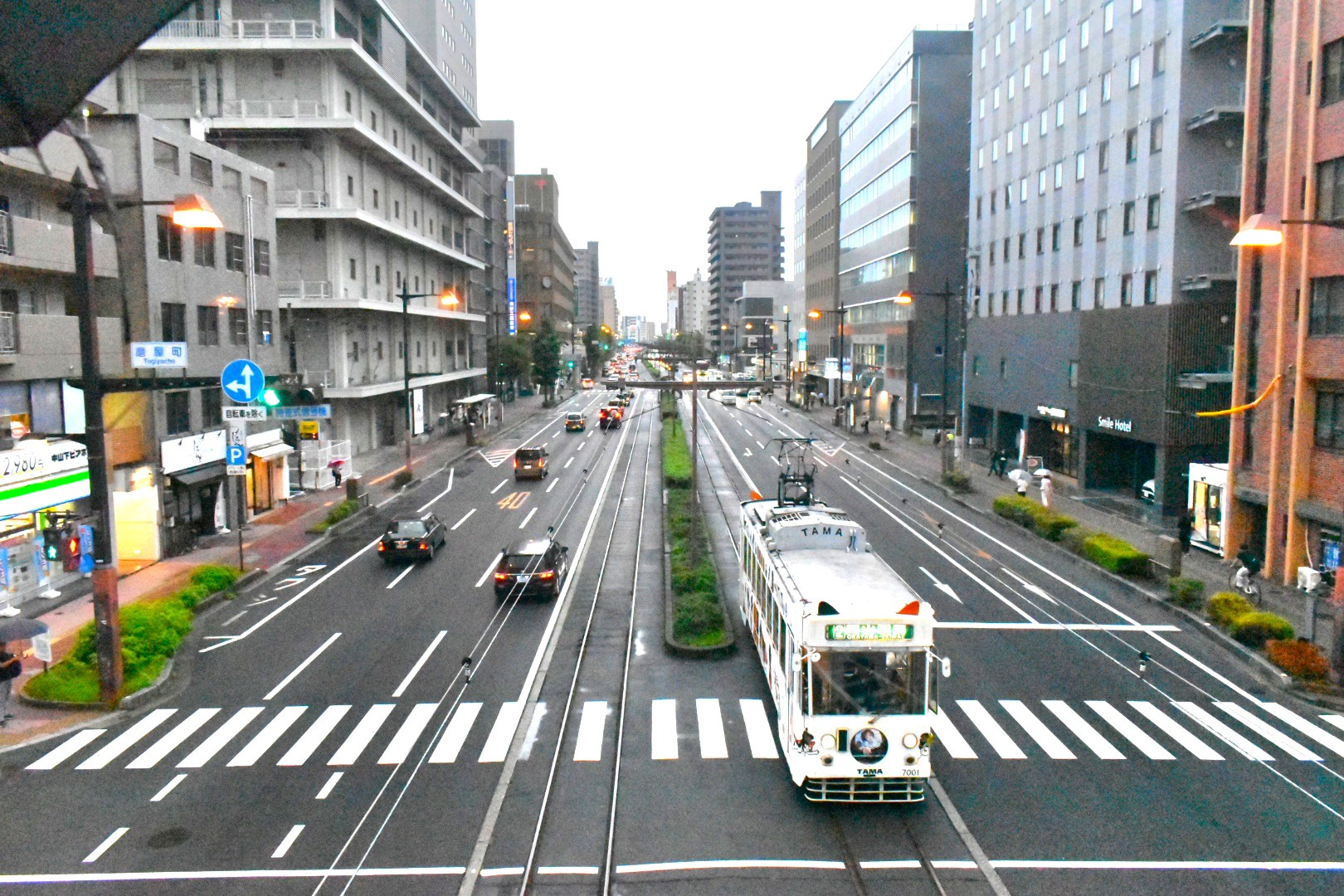 小早川時代に整備された外堀(二十日掘の現在は路面電車通りになっている)