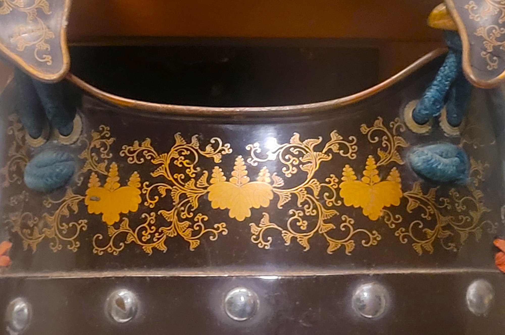 黒漆塗桐紋蒔絵鉄五枚胴具足・部分(江戸時代・個人)