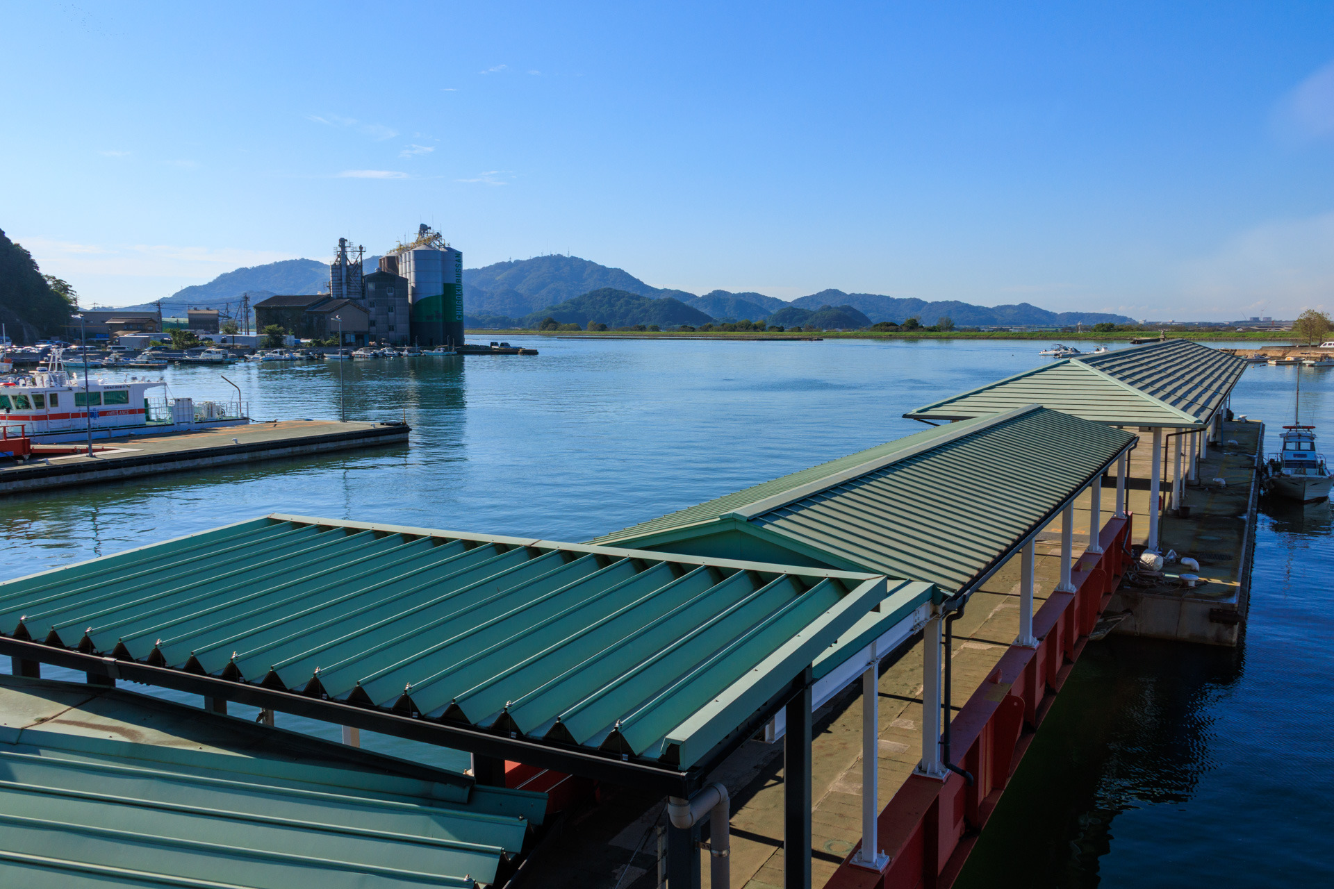 みなと・こばなしの2階から住吉港をのぞむ