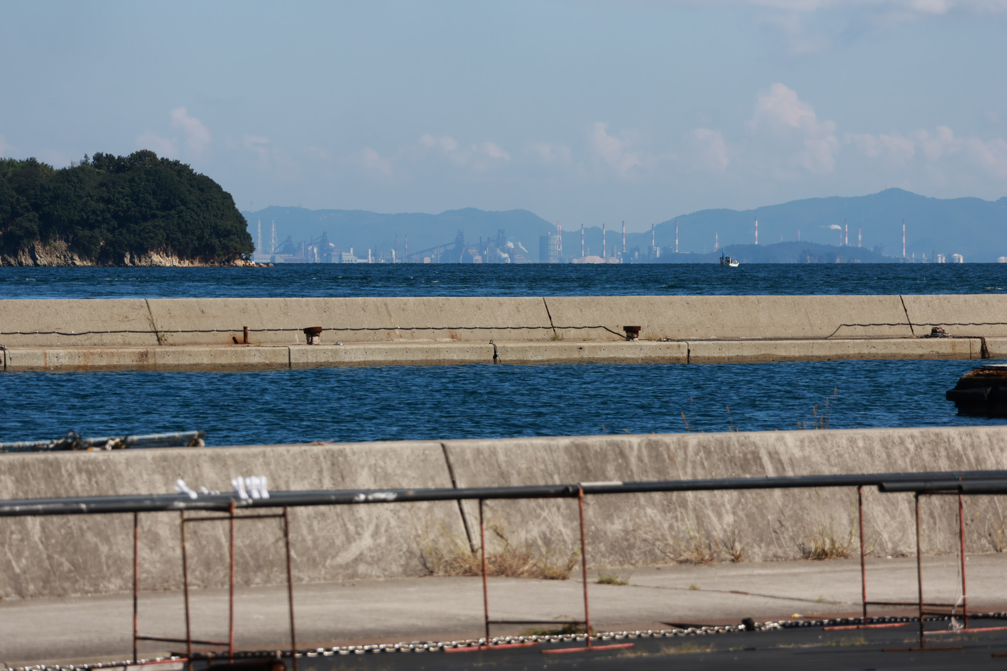 島の北東部からは水島コンビナートの工場群がよく見えます