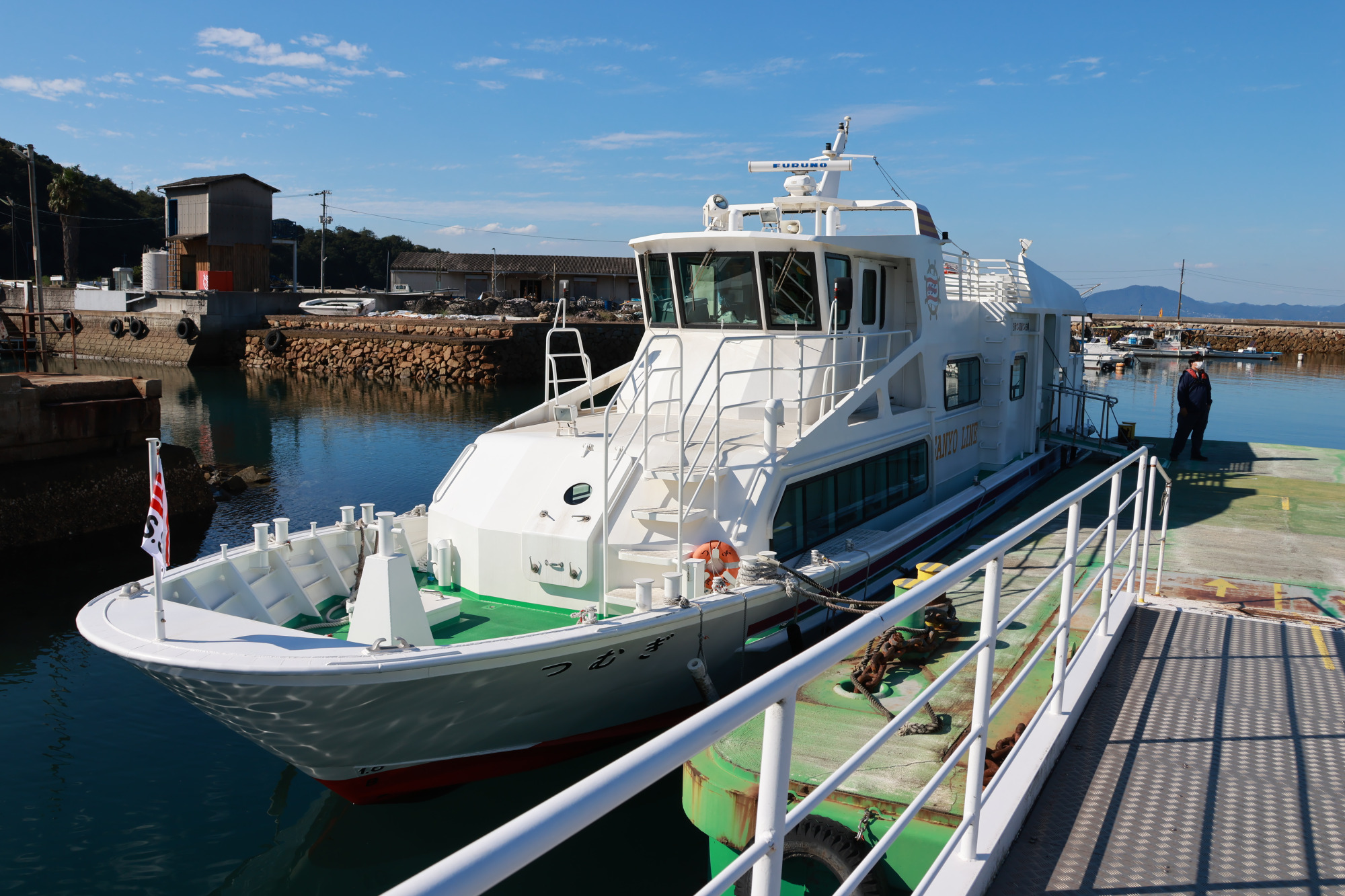 佐柳島(本浦港)行きの旅客船「つむぎ」