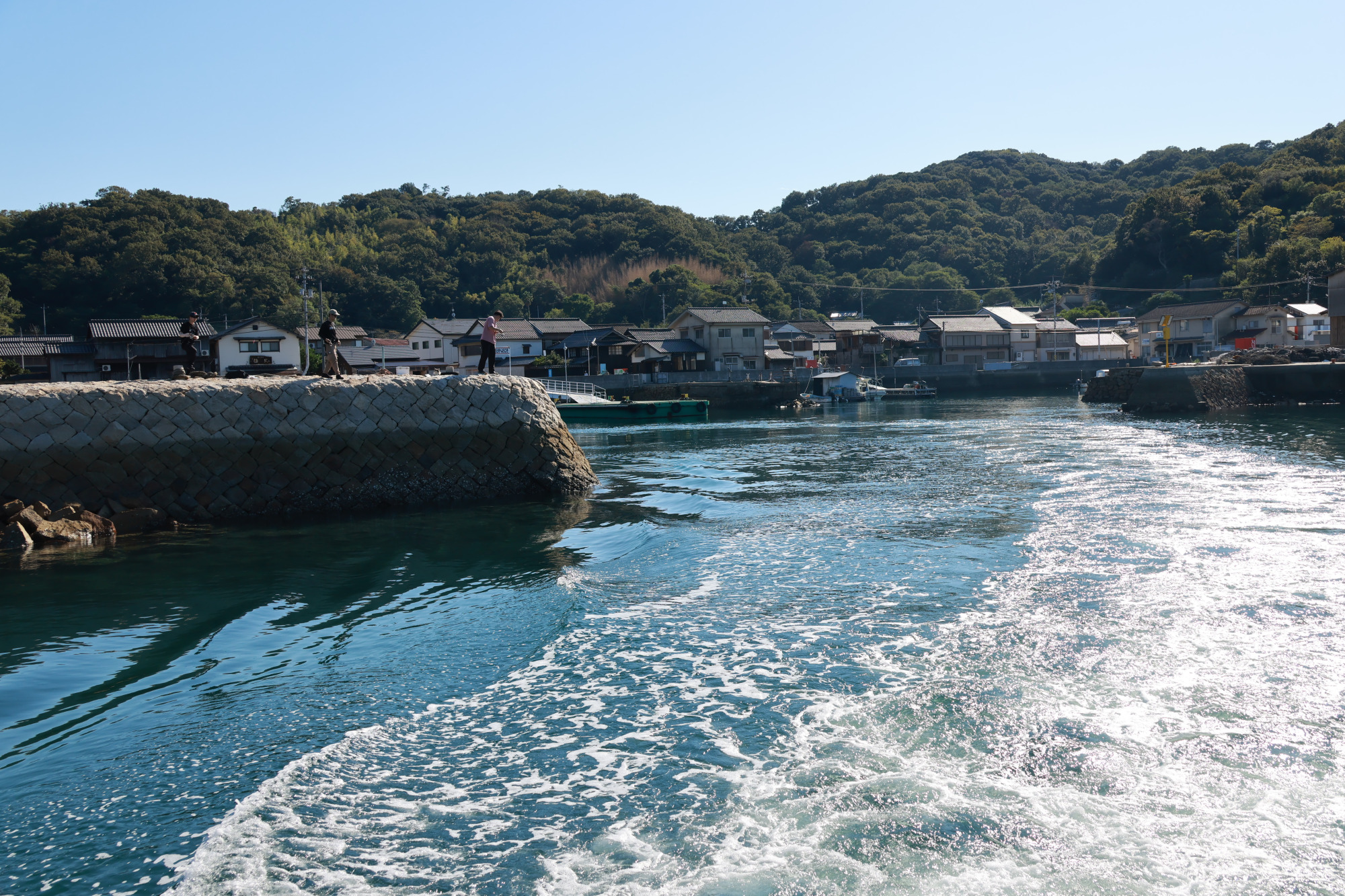 真鍋島をあとに、水しぶきをあげて佐柳島へ向かいます