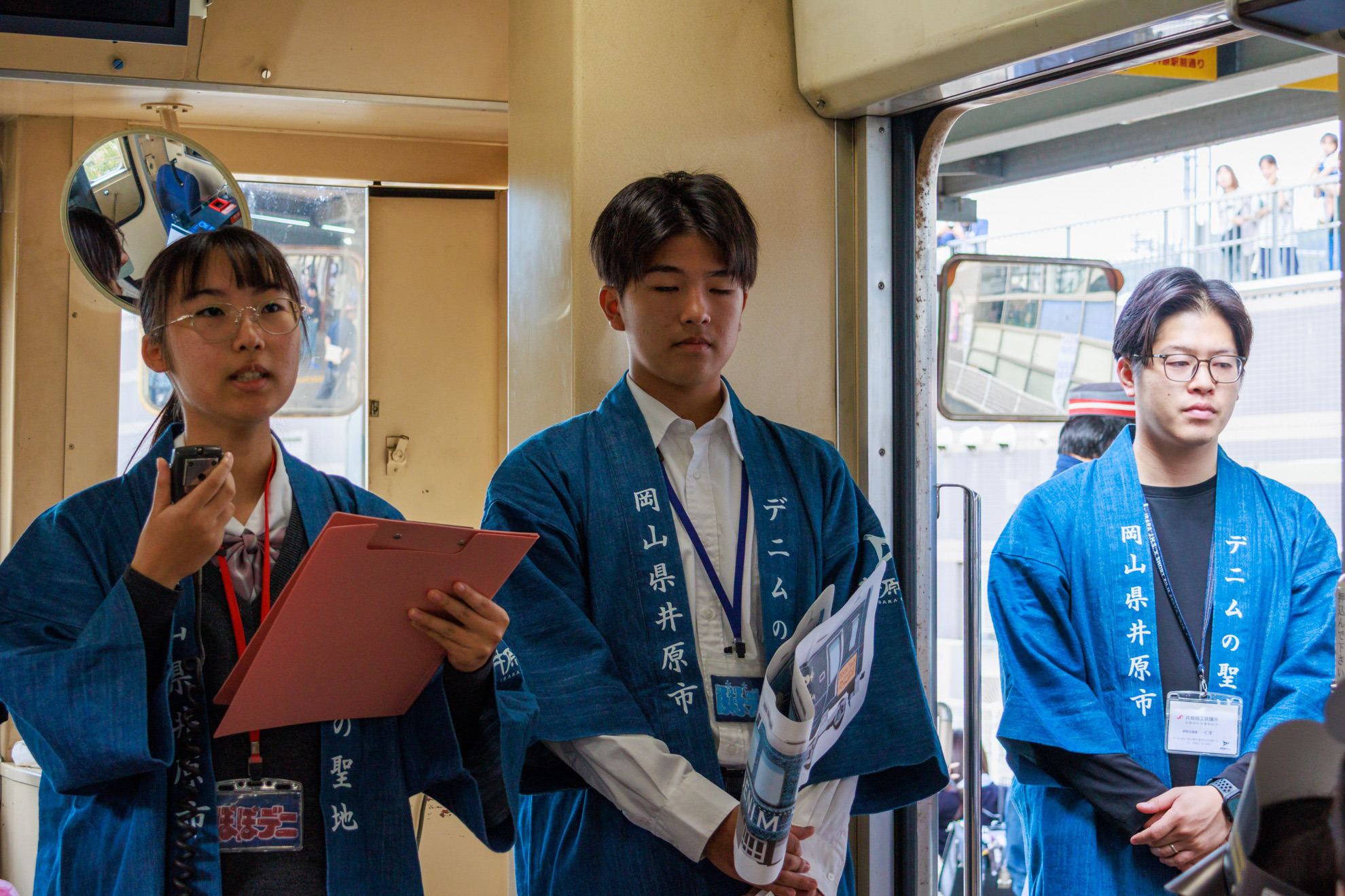 デニムトレインの特徴について説明する井原高校の生徒さん達