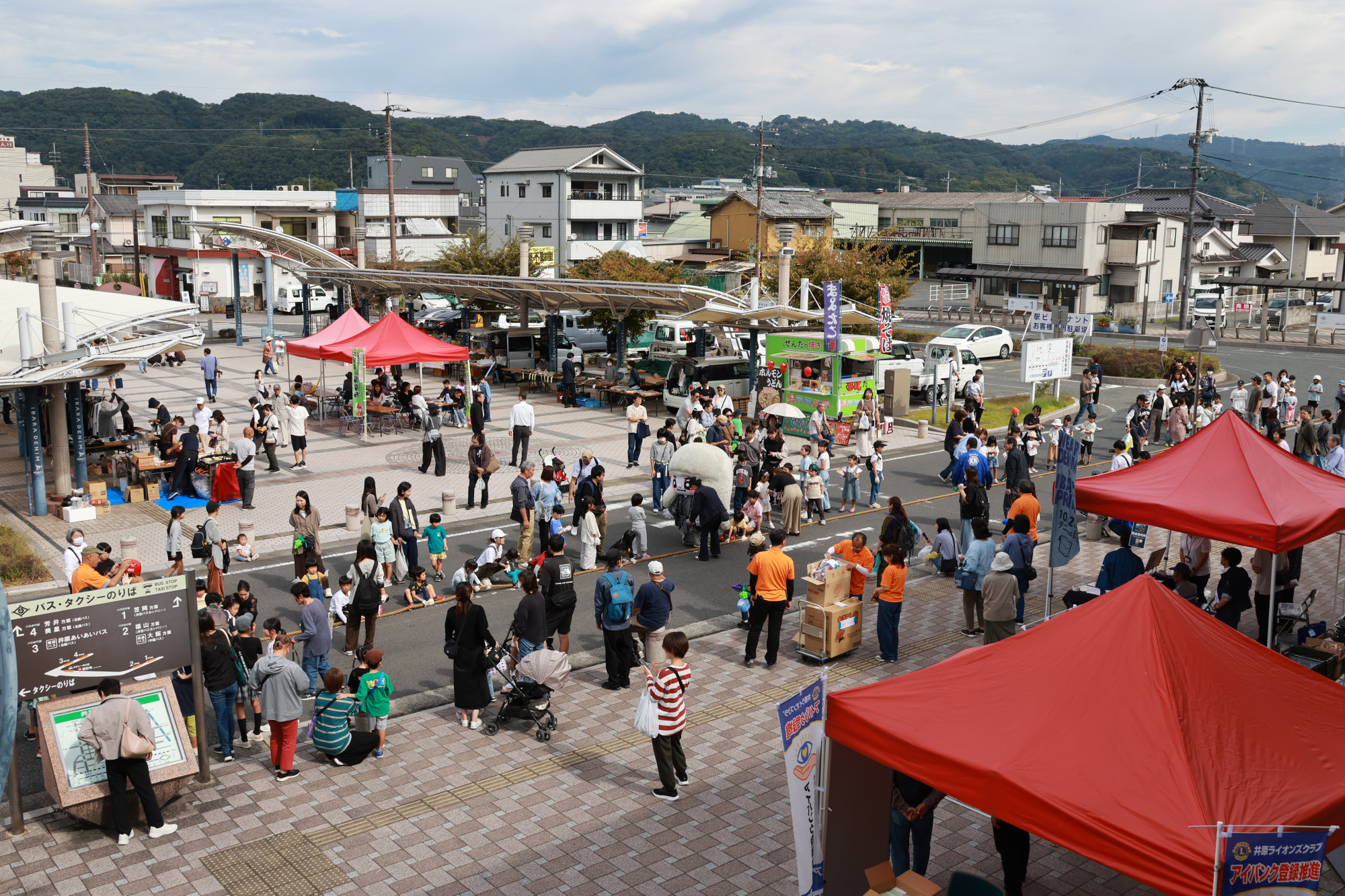 井原駅前ではマルシェを開催