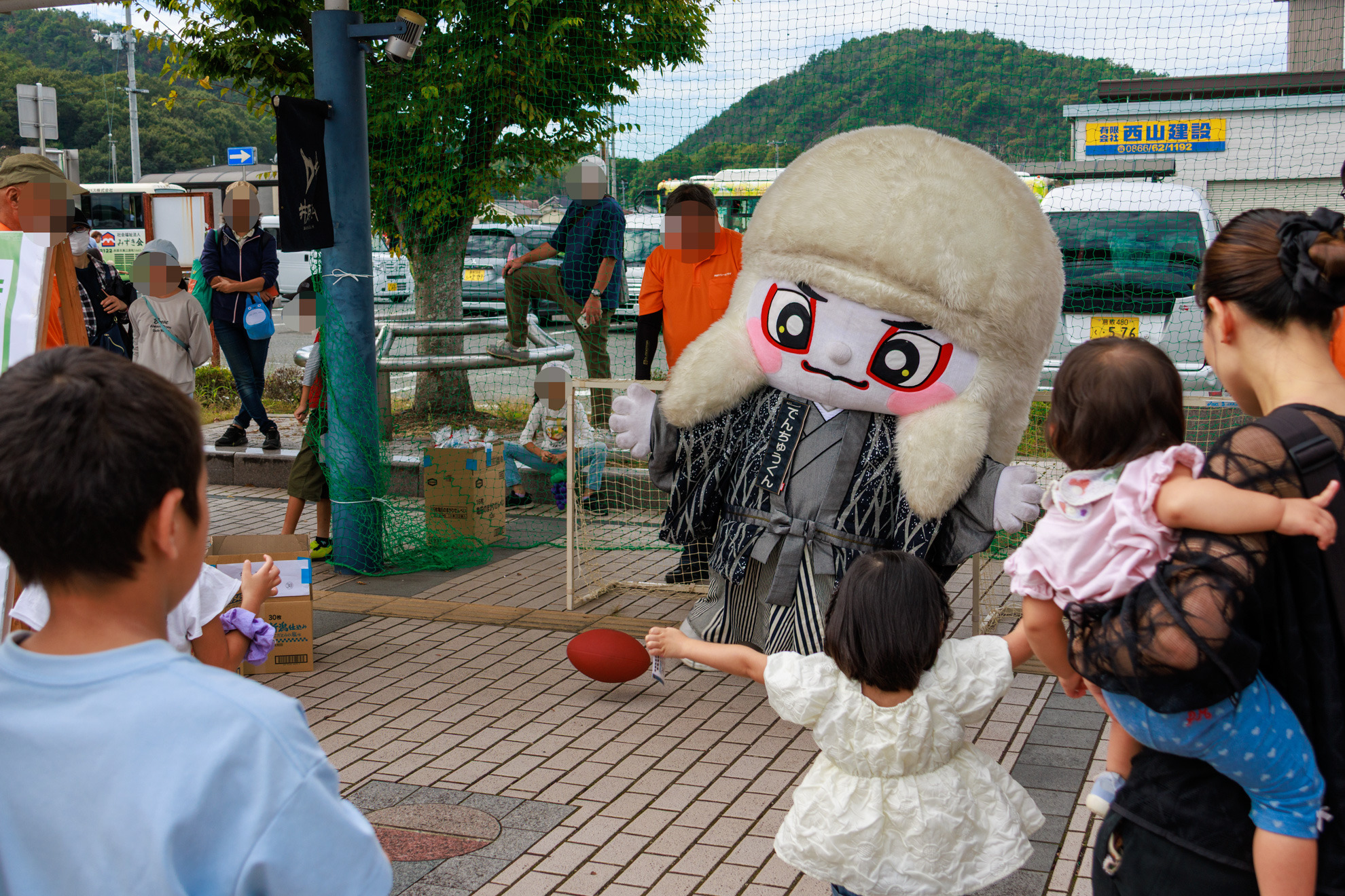子どもたちに人気のゲームコーナーでは、でんちゅうくんの姿も