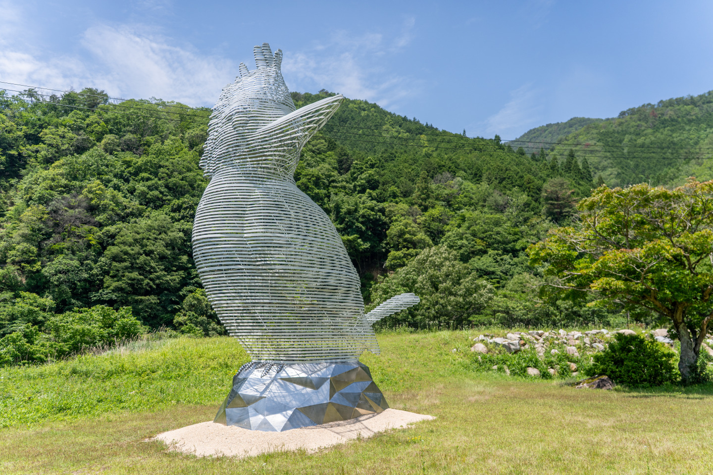 岡山空港からレンタカーで巡る！森の芸術祭のアートと温泉ドライブコース（1泊2日）【おかやまハレいろキャンペーン】