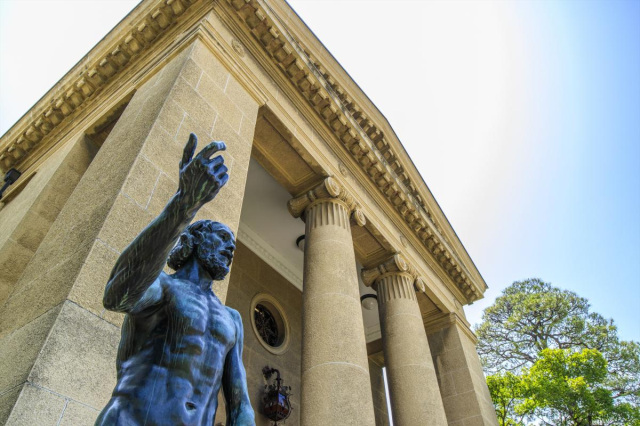 ギリシャ神殿風の門構えが印象的な本館