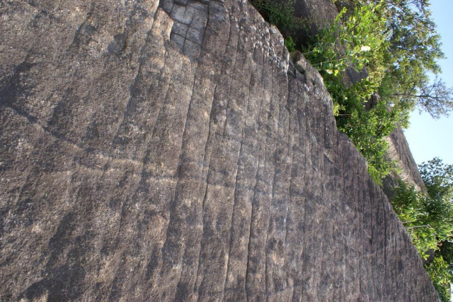 島のあちこちに奇岩が点在