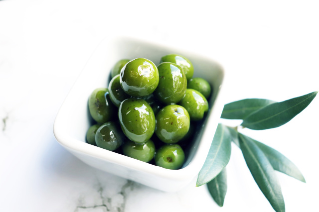 「日本オリーブ」から岡山・牛窓産のオリーブの浅漬けを季節限定販売。今年の果実は最高の出来！