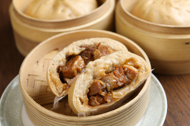 「手作り豚まんとラーメンの店・八十八家本店」の黒豚まん6個入