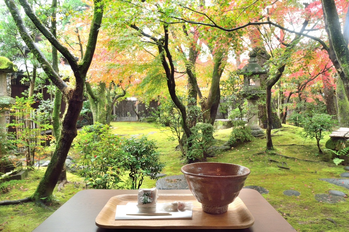 離れ座敷と抹茶（紅葉）