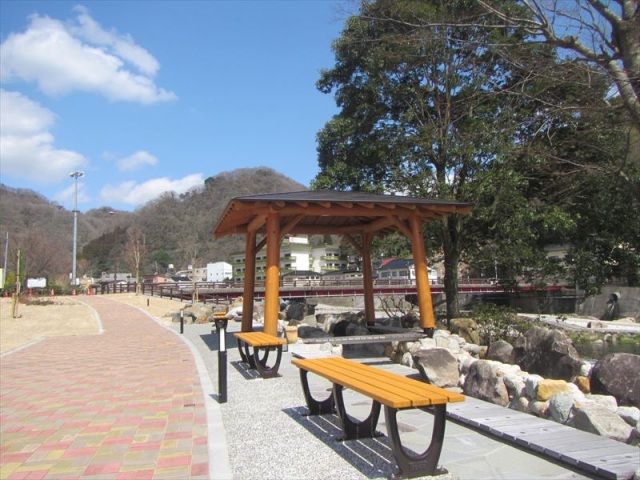 ゆばら湯っ足り広場