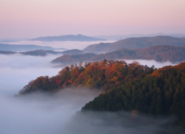雲海に浮かぶ備中松山城を望む展望台（雲海展望台）
