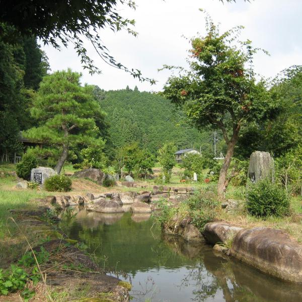誕生寺ふるさと公園（笛吹川歌碑公園）