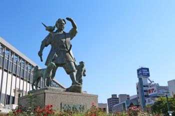 JR岡山駅前の桃太郎像