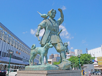 JR岡山駅前の桃太郎像