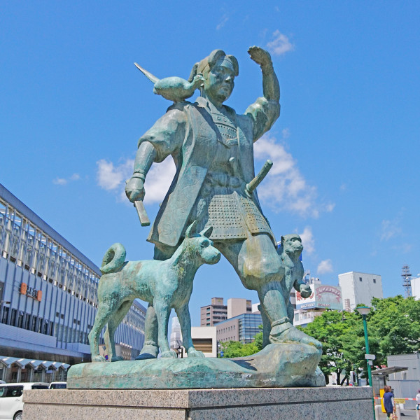 JR岡山駅前の桃太郎像