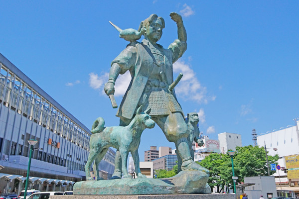 JR岡山駅前の桃太郎像