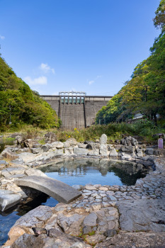 湯原温泉　砂湯（縦）
