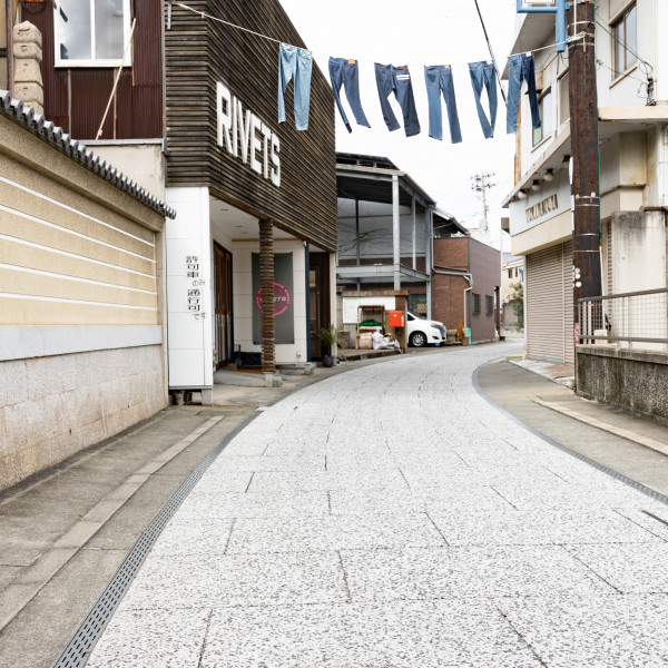 児島ジーンズストリート　マンホール（縦）